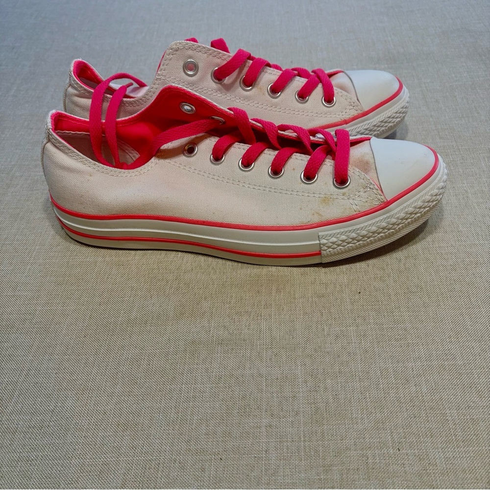 NWOB Unisex Converse Chuck Taylor All Star Sneakers Size 7M/9W